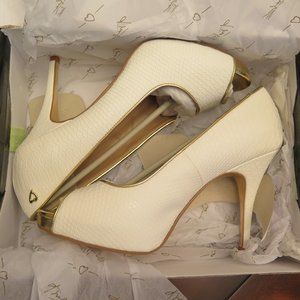 NWT Thalia Sodi CEREZA White Pump
